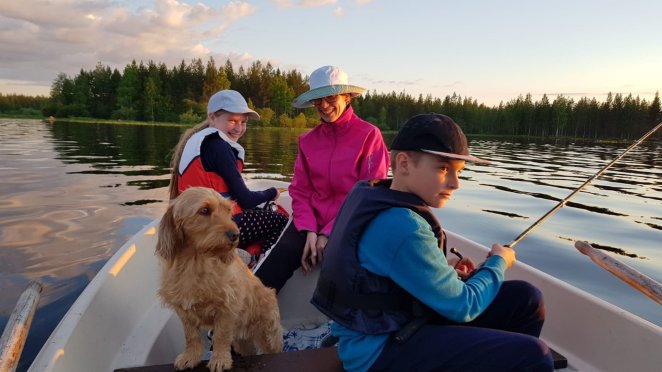 Tuiskupolun Alva med familjen och fiskar